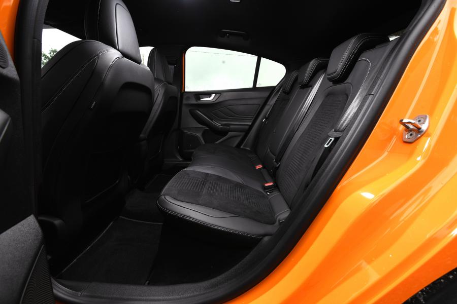 Интерьер Ford Focus ST 2019 года  (UK) (фото 7 из 11)